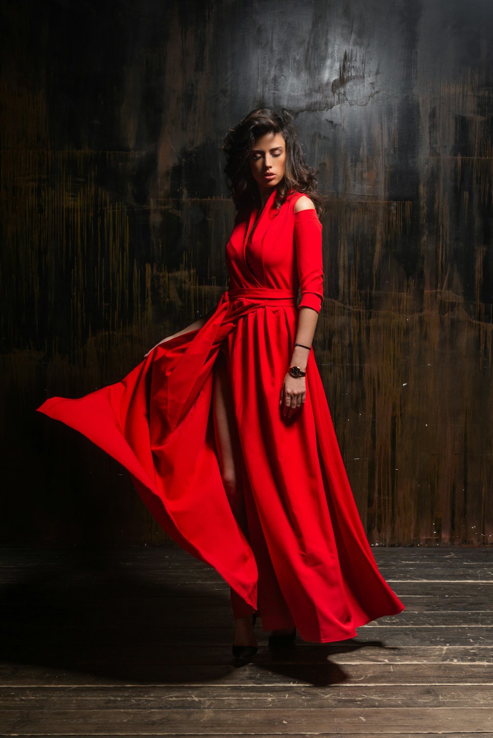 Donna in abito rosso con spacco alto.